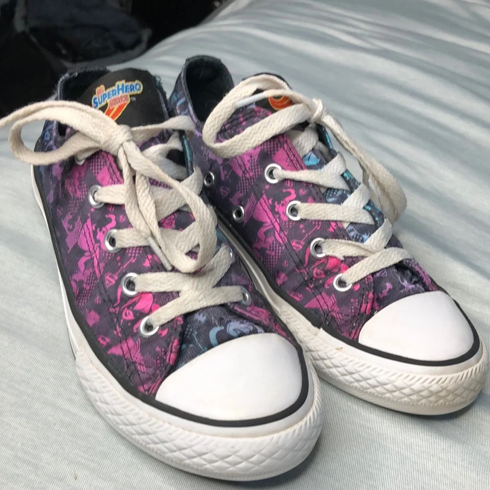 DC Universe Girl converse size 1